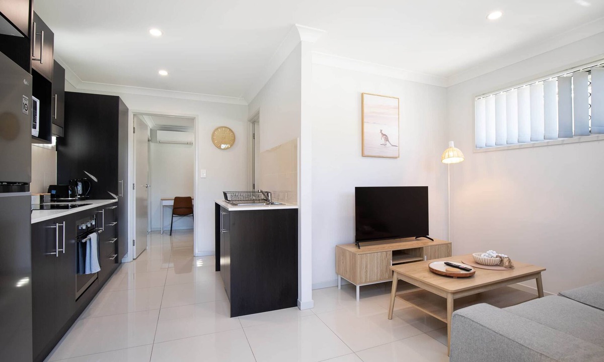 Rocklea Apartment | 1 Bdr Apt w/AC | Kitchen | Parking | 131F1