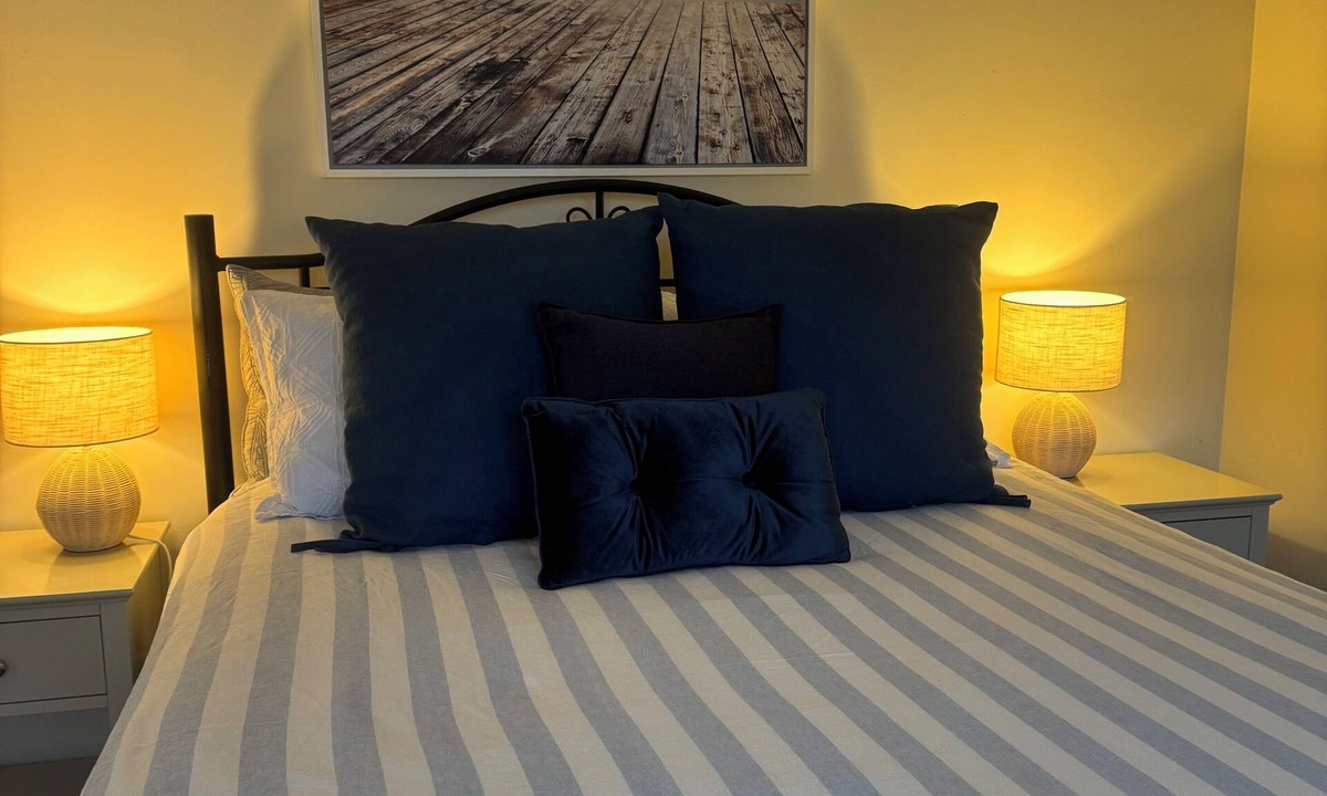 St Leonards House | 1 Bed ground floor couples escape, 100m beach, walk to town, WIFI, kit & lounge