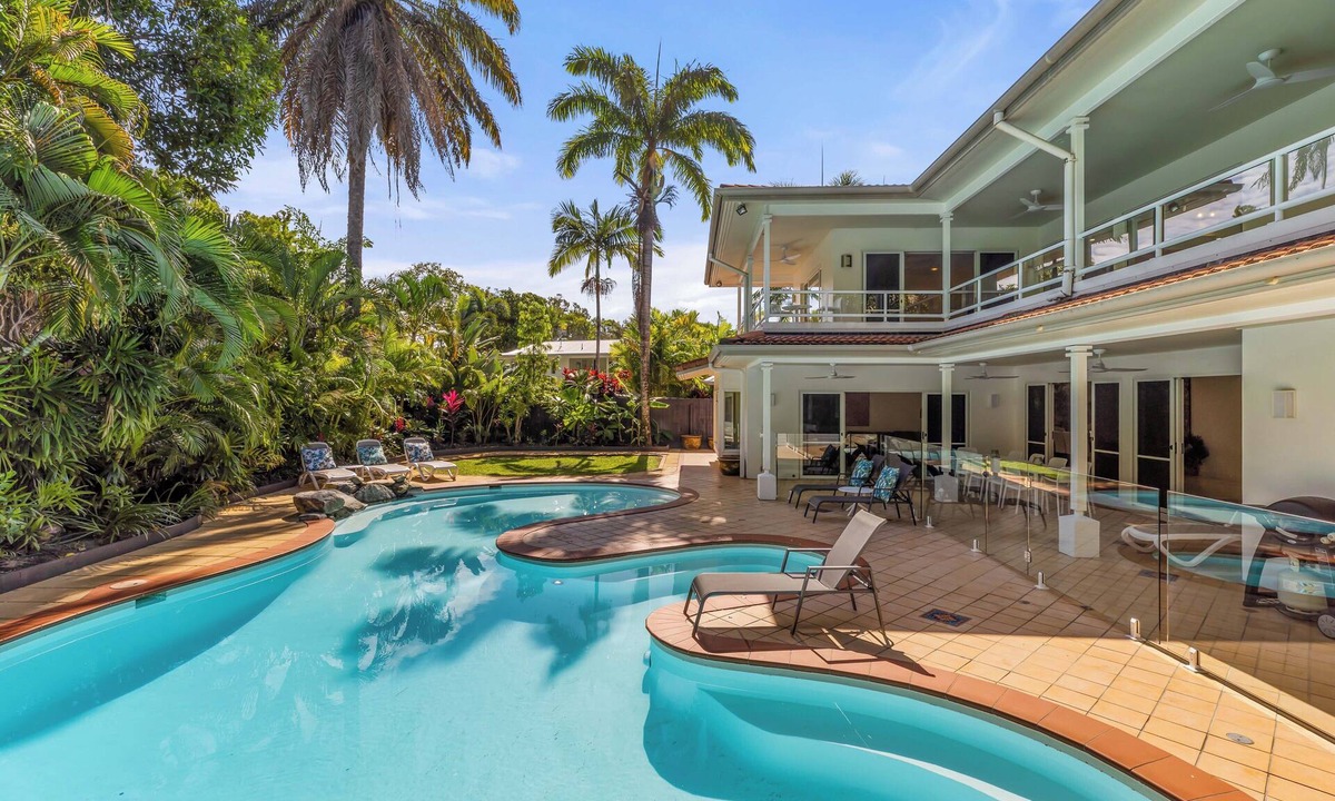 Port Douglas House | 17 Solander Boulevard - 6 Bedroom House Across From The Beach