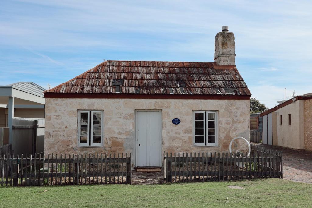 Waterhouse House | '1856' Patsy Ryan's Cottage - Walk to Main Street