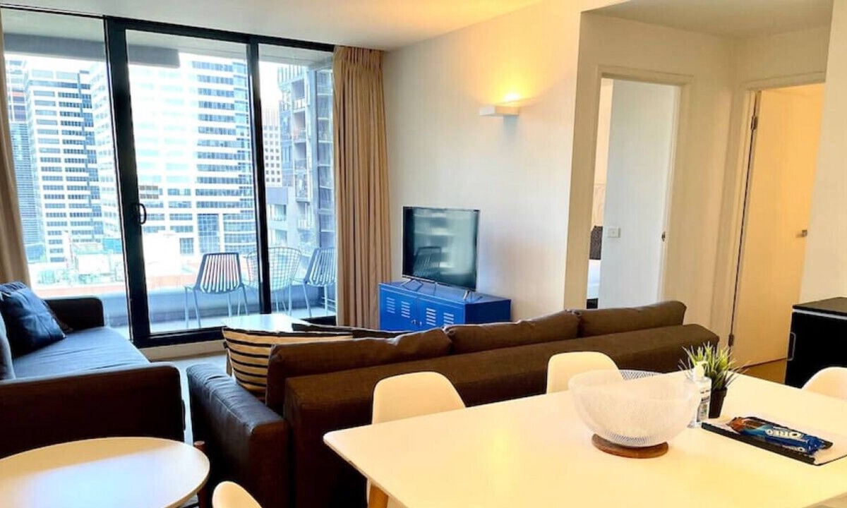 Docklands Apartment | 2 Apartments! keep family or colleagues close in the same building in a Great Location!