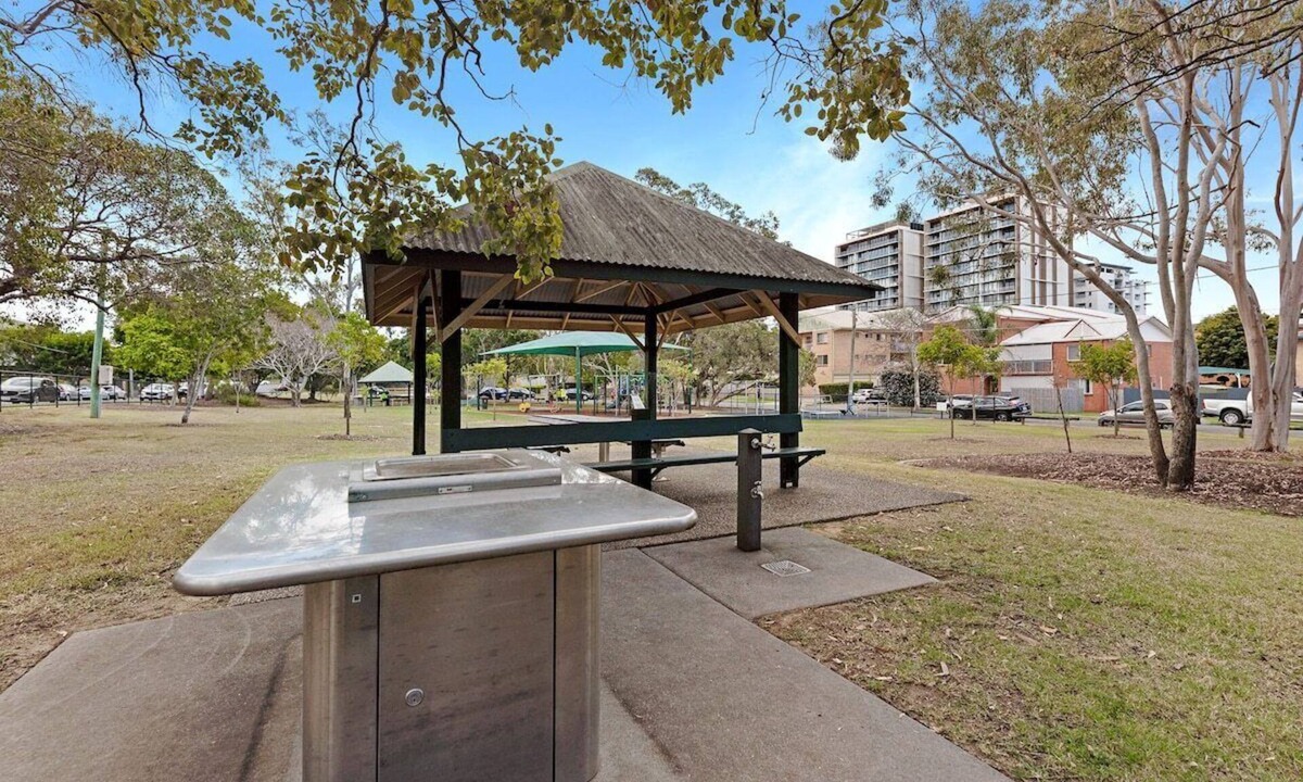 Chermside Apartment | 2 Bed/2 Bath Apt, Walk to Westfield, Hospitals