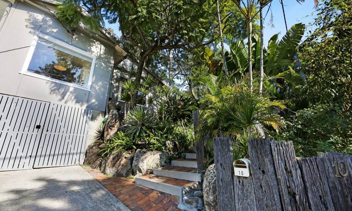 Burleigh Heads Apartment | 2-Bed Beach House in Burleigh Heads Amidst Nature