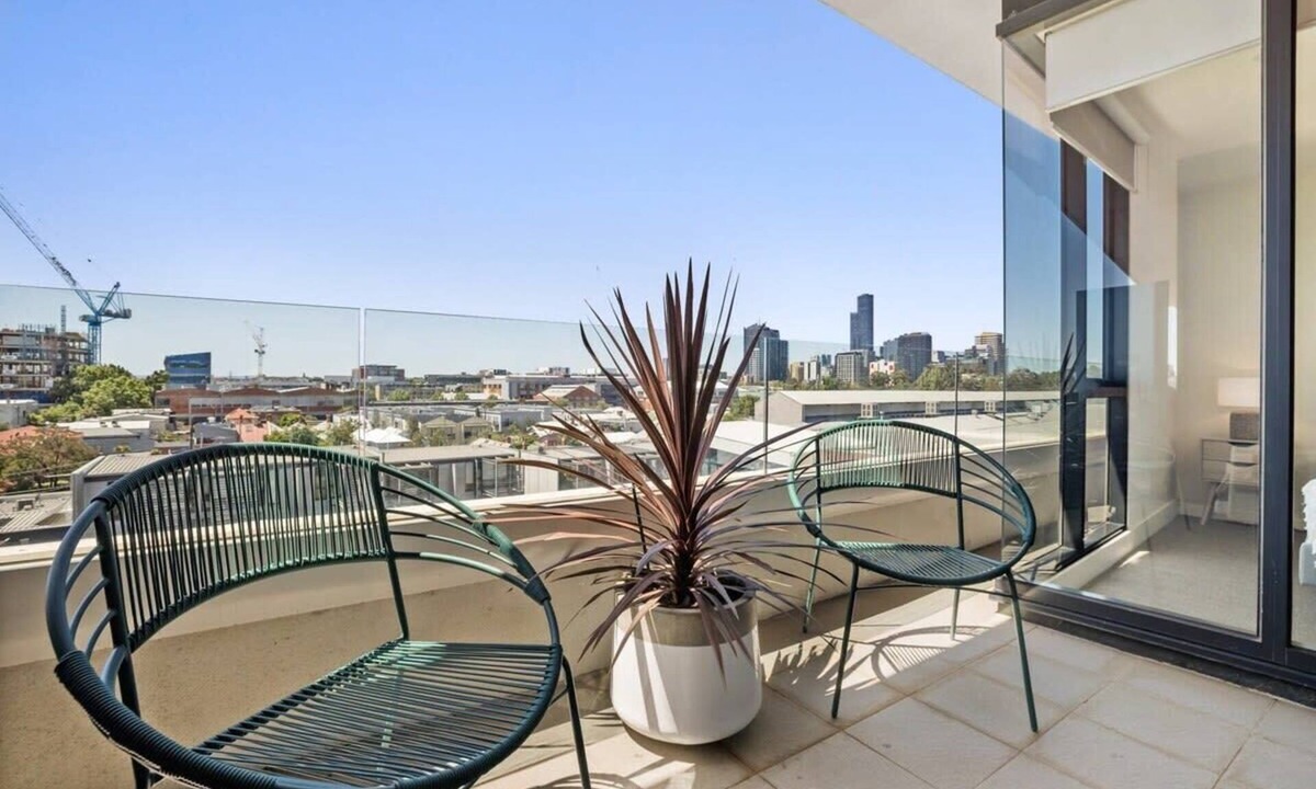 Cremorne Apartment | 2-Bed Unit with Parking, Balcony and Pool near CBD
