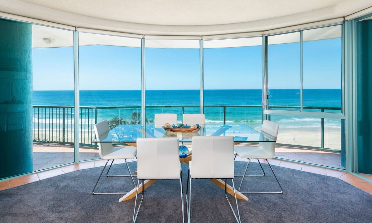 Main Beach Apartment | 2 Bedroom Ocean View Apartment