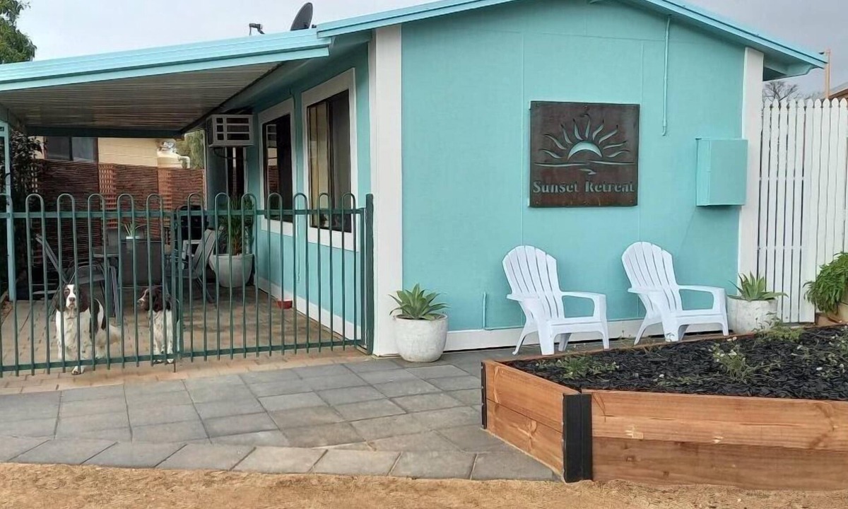 Barmera House | 2 bedroom pet friendly cottage right next to the lake