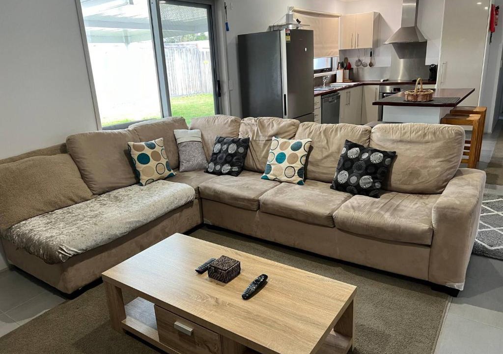 Bairnsdale House | 2 bedroom private unit with enclosed back yard