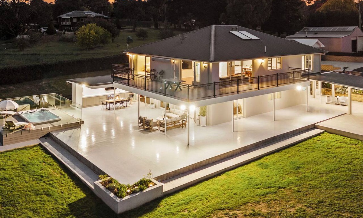 Robin Hill House | 2 Private Homes | Sleeps 26 | Pool, Spa | Mt Panorama | Farm Animals