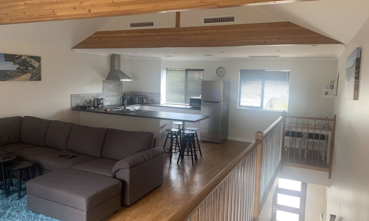 Connolly House | 2 Storey, 1 bed accomodation close to local amenities.