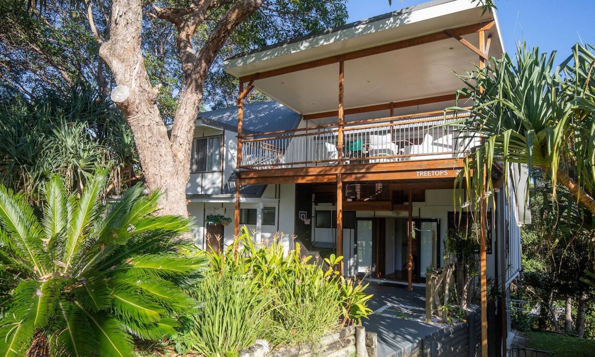 Point Lookout House | 20 Yarrong Rd - a very large house split over three levels