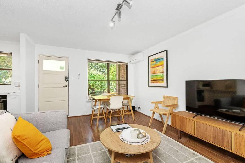 Highgate Apartment | 22 Heavenly Highgate 2 Bedrm & Parking-Walk to HBF