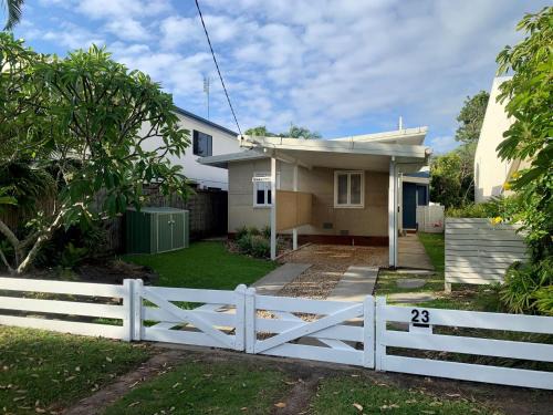 Moffat Beach House | 23 Bryce St Moffat Beach