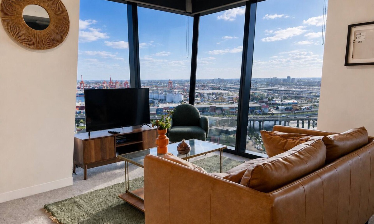 Docklands Apartment | 23rd-Flr Docklands Views, Pool, Jacuzzi, Free Tram