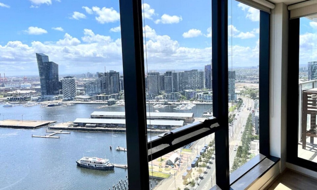 Docklands Apartment | 2702/100 Harbour Esplanade D2 · Docklands Harbour 2BR Apt by Readyset Apartments