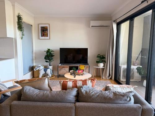 Norman Park Apartment | 2B2B Apt with courtyard - Close to CBD - Free parking