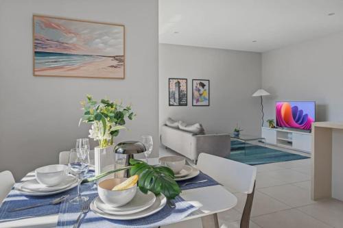 Macgregor Apartment | 2BR Apartment with Balcony Near Food Shop and Transit