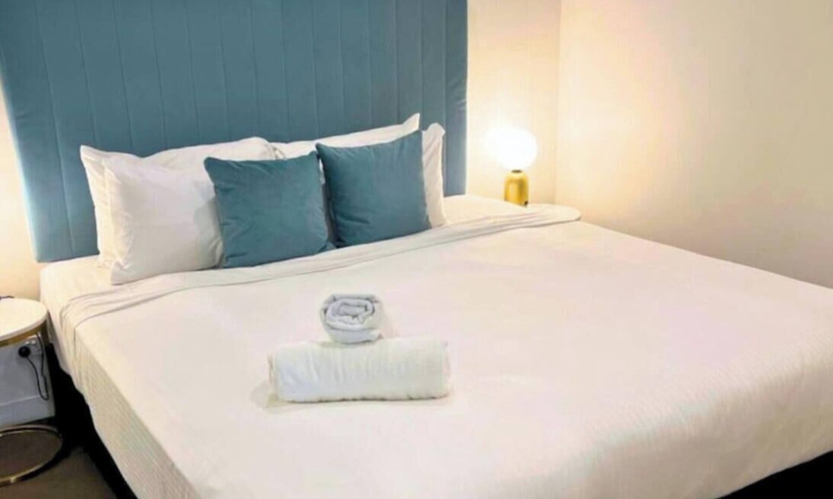 Woolloongabba Apartment | 2BR Apt with Pool, Gym & Sauna with Balcony