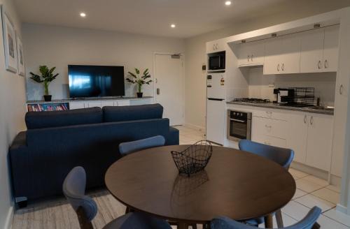 Islington Apartment | 2x Studio Apartments in Islington each with AC, Bathroom, Kitchen, Laundry, Balcony and Wifi