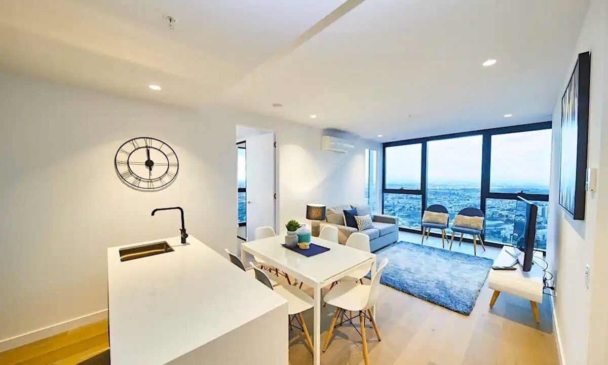 Melbourne Central Business District Apartment | 3 Bedroom Apartment w/Pool, Gym, Balcony, Parking & City Views on Level 69