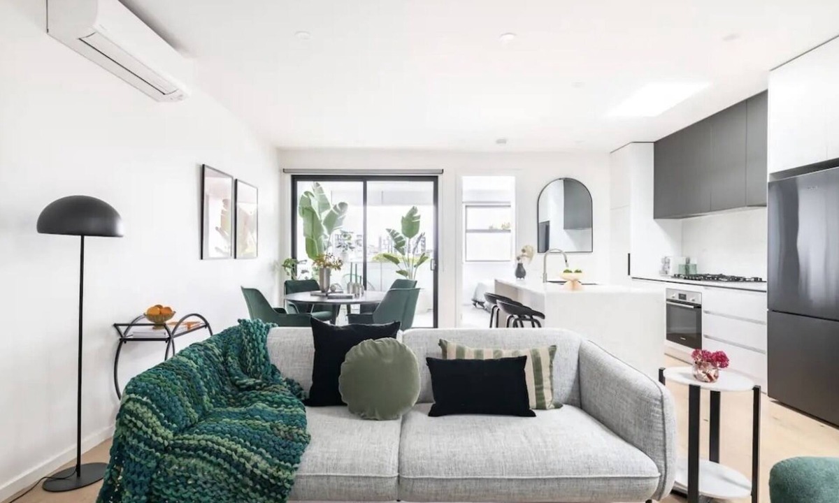 Brunswick West House | 3 Bedroom Townhouse- Free parking
