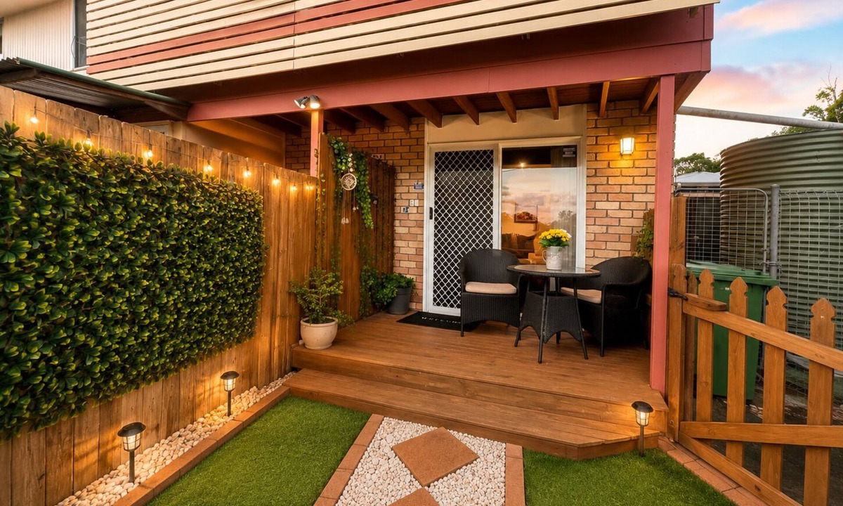 Browns Plains House | 3 BR Unit with exclusive pool/parking/walk to mall