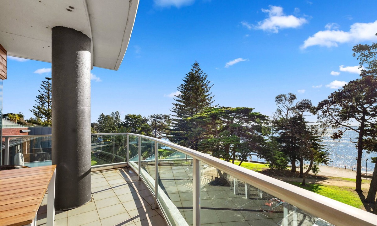 Cowes Apartment | 340 The Waves, Studio Unit, across the road from the beach, lift access.