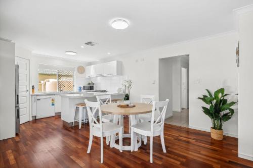 Marcoola House | 36 Petrie Avenue