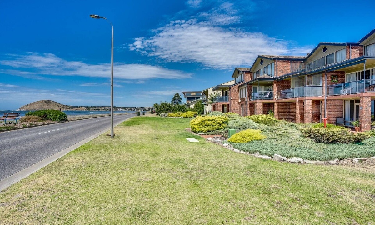 Encounter Bay Apartment | 3BR Beachfront Apt 'By the Sea' – Ocean Views, Near The Bluff | Ideal for Extended Staysff |