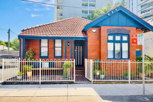 Newcastle West House | 3BR Newcastle Interchange Residence - CBD & Honeysuckle