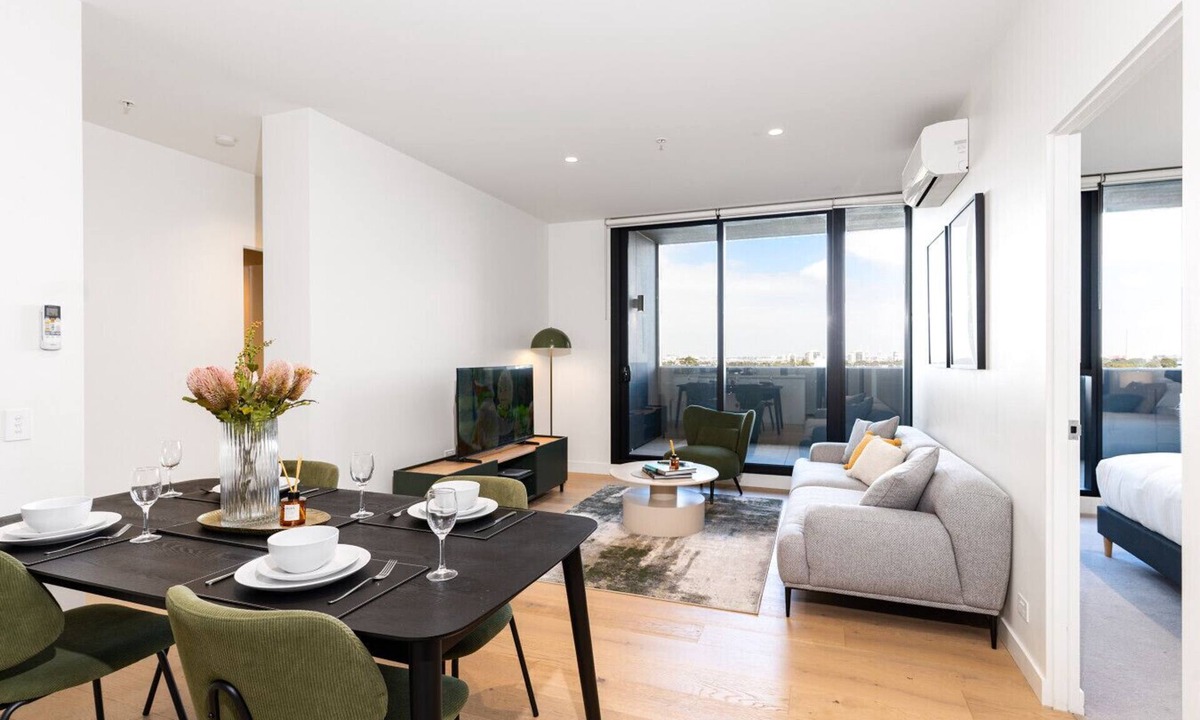 South Melbourne Apartment | 3BR Spacious Family Home w/Parking Gym Pool