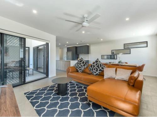 Mount Gravatt East Apartment | 3BR Top Floor Apartment with Parking, EV friendly & Views Brisbane South
