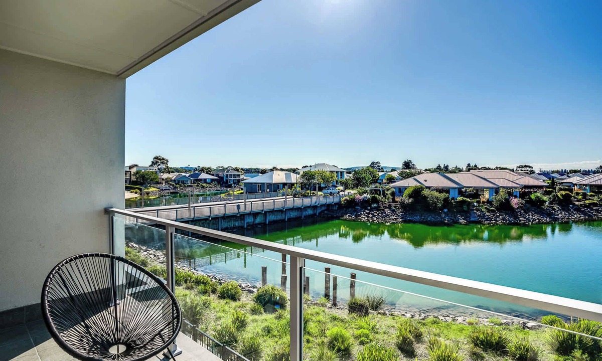 Victor Harbor House | 4-13 Central Dr Victor Harbor - Wi-Fi and Linen