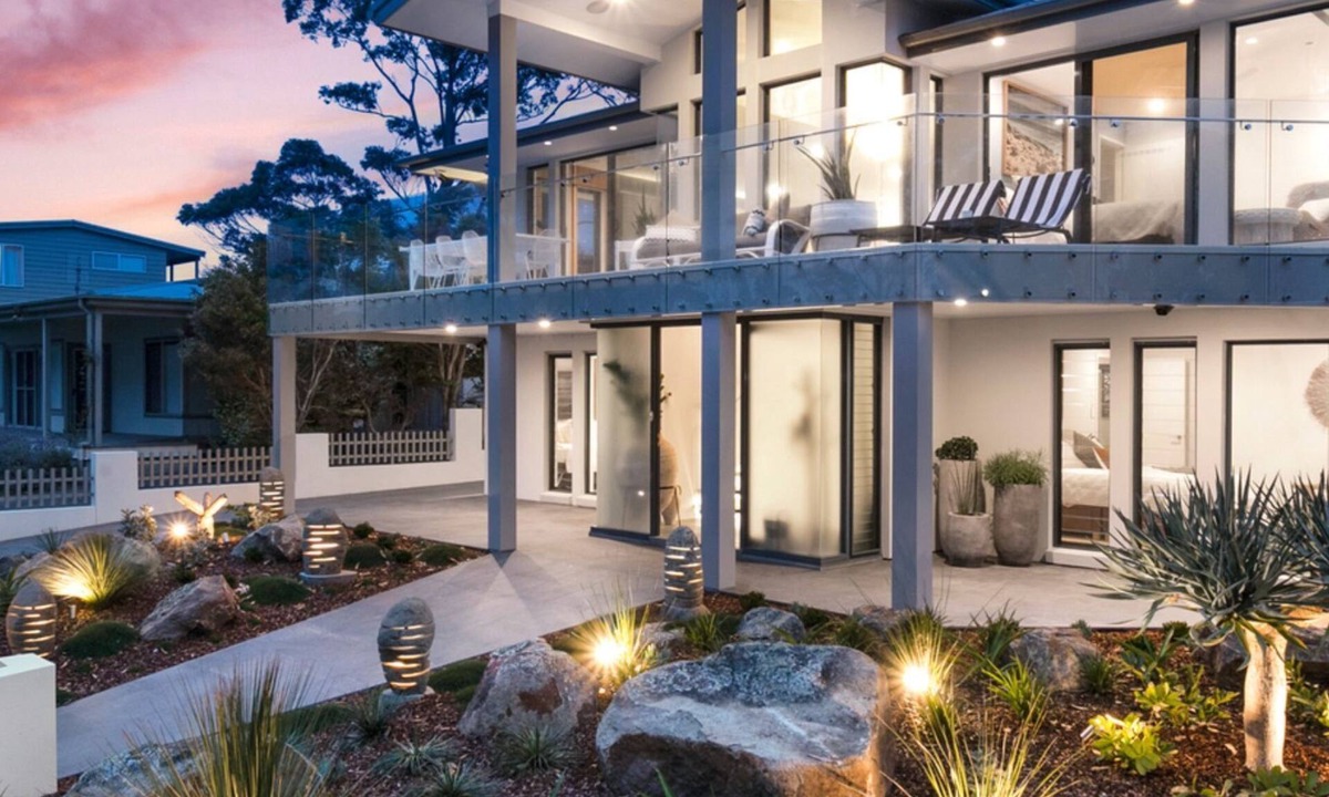 Hyams Beach House | 4 BDR - 4PM Checkout - 250m to Beach - Outdoor spa