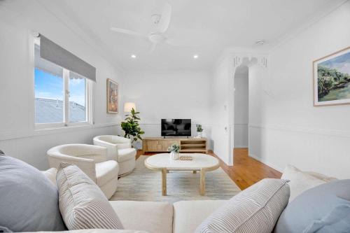 Red Hill House | 4 Bed Queenslander City Views Walk to Suncorp Deck + Parking