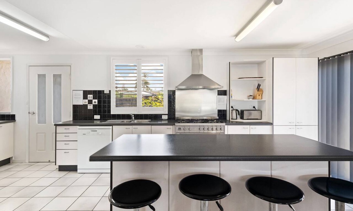 Mooloolaba House | 4 bedroom home on canal