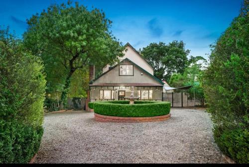 Croydon House | 5-Bed Secret Garden House