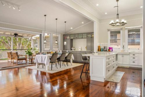 Woolloongabba House | 5BR Queenslander - walk to The Gabba - Sleeps 10