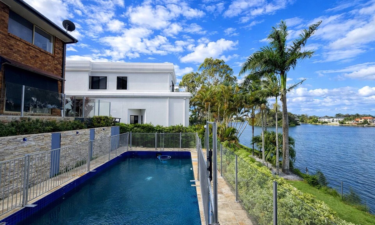 Robina House | 5BR Waterfront Haven | Deck Garden & Sunlit Bedrooms