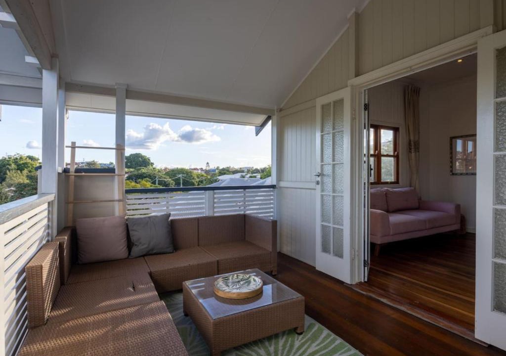 Coorparoo House | 6KM to CBD Convenient 5BR Queenslander Coorparoo