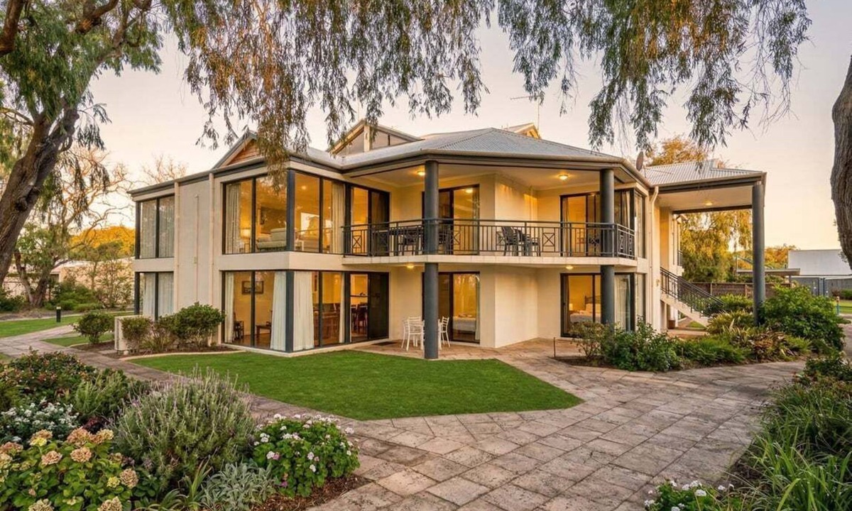 Broadwater House | 98 Steps To The Beach | Retreat with Pool Access