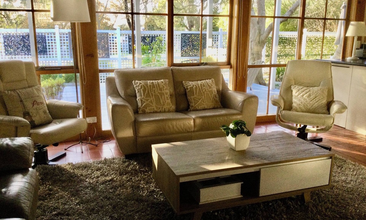 Healesville House | A comfortable 2 storey house with undercover outdoor eating area,fire pit & wifi