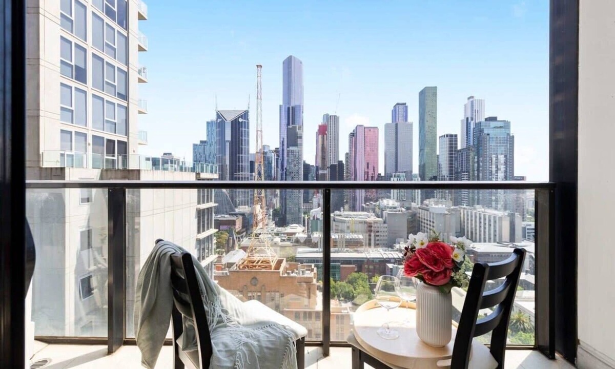 Melbourne Central Business District Apartment | A Comfy 2BR Apt Near Melbourne Central, City Views