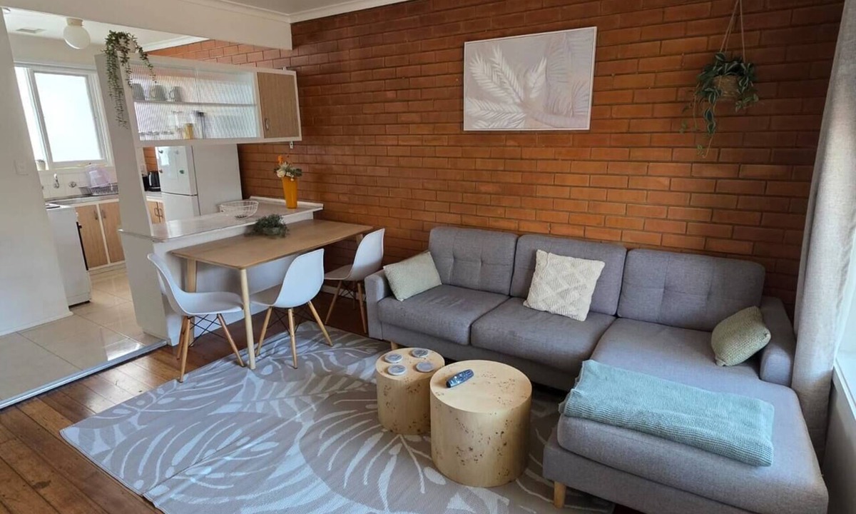 Albion Apartment | A Groovy Gem and a Sunshine Edge