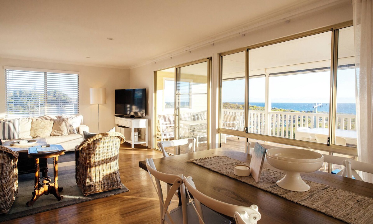 Guilderton House | A little LUXE & BIG views! 300 Meters to beach! Sleeps MAX 8; Pet friendly