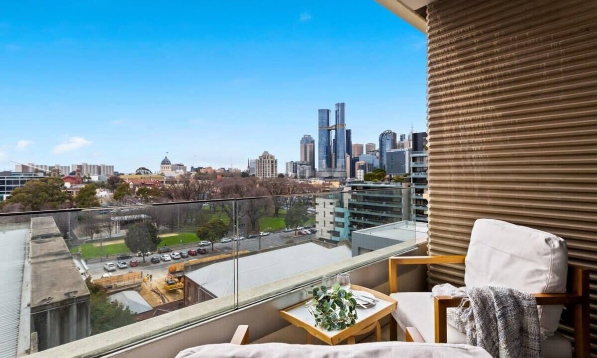 Carlton South Apartment | A Lux 2BR Apt Next to Melbourne Uni, Free Parking
