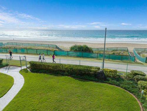 Surfers Paradise Apartment | Absolute Beachfront 3BR Apartment Ocean Views Pool Spa & Tennis Court