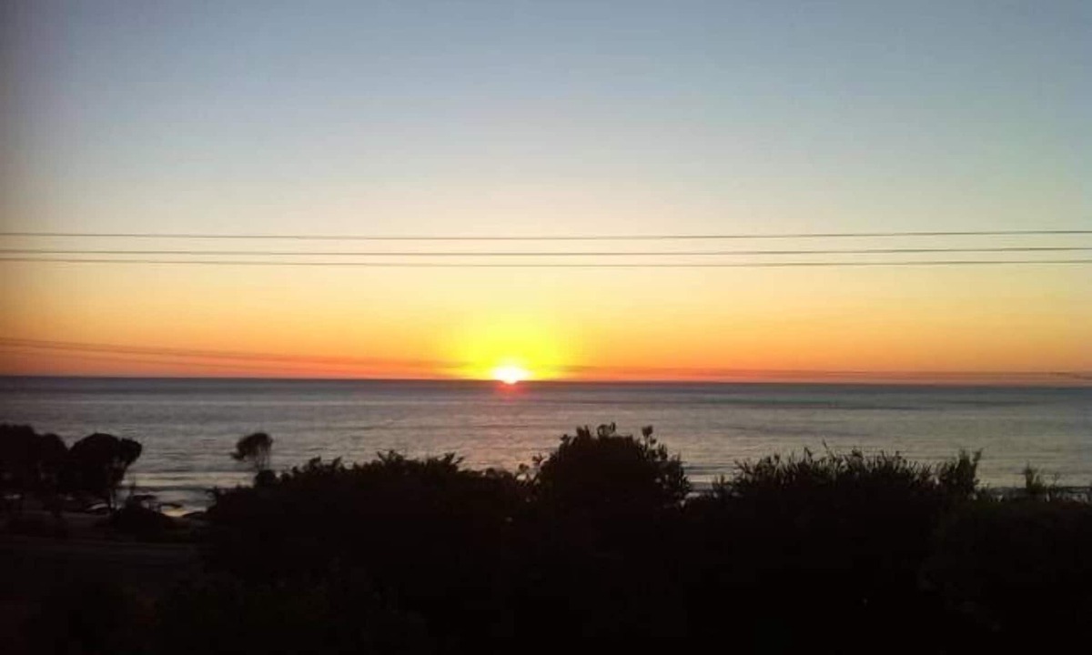 Lorne House | Absolute Beachfront - "Derimut Beach House"