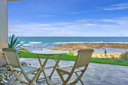 Blue Bay Apartment | Absolute Beachfront l Couples Getaway