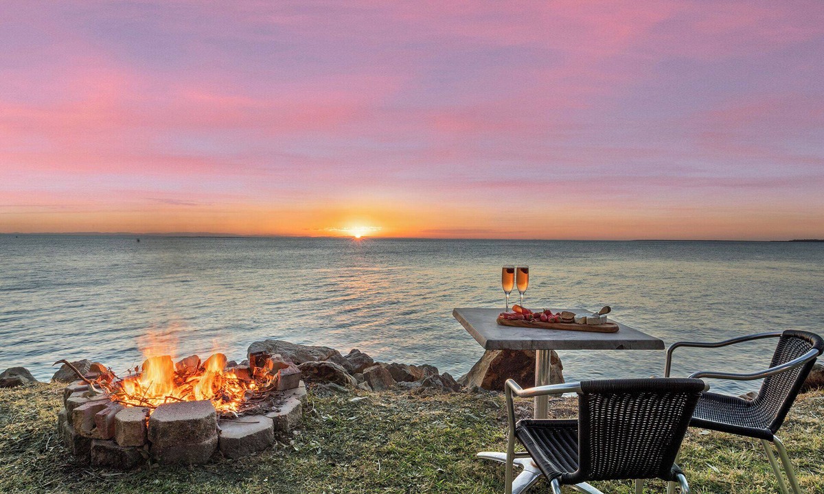 Amity Point House | Absolute waterfront property on rock wall