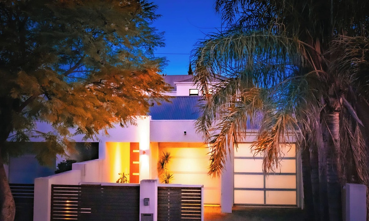 Parkside House | ADELAIDE FRINGE BASE: LUXURY 4BR near CBD Sleeps 8 Secure Garage + Parking